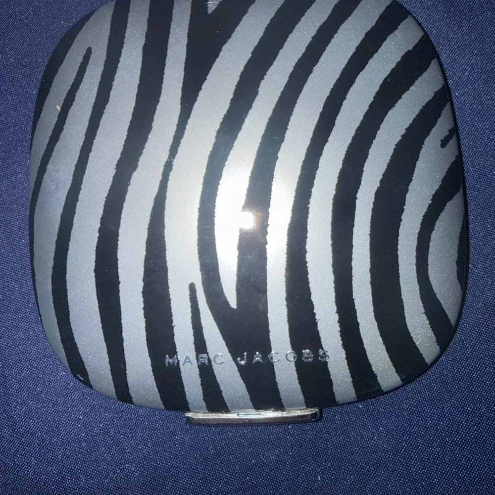 Marc Jacobs Black and Gray Zebra Eye Shadow Compact. 770 The Wild One - Picture 2 of 3